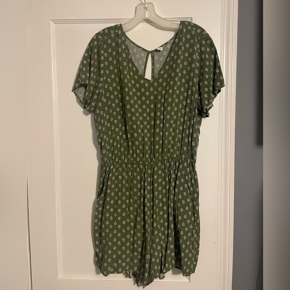 Old Navy Pants - Old Navy Green Patterned Romper Women’s Size Large